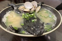 Nhà hàng gây sốc với món ramen mì ếch nguyên con