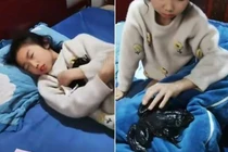 Bố mẹ phát hoảng khi thấy con gái ôm ếch đi ngủ