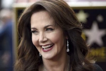 Bí quyết nhan sắc không tuổi của diễn viên Wonder Woman tuổi U70