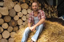 Người đàn ông sống không tiên tiền trong suốt 15 năm