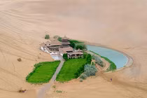 Kỳ lạ hồ nước ngọt hình trăng lưỡi liềm giữa sa mạc