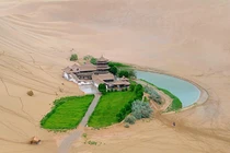 Kỳ lạ hồ nước ngọt hình trăng lưỡi liềm giữa sa mạc