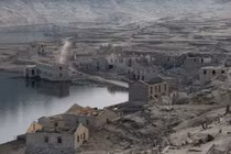 ​“Ngôi làng ma” bỗng lộ thiên sau khi chìm dưới nước 30 năm