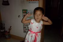 Bé trai 7 tuổi thích mặc đầm, bố mẹ đưa đi khám nấc nghẹn 