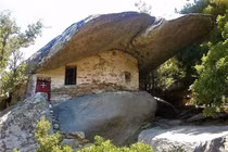 Những ngôi nhà chống cướp biển độc đáo trên đảo Ikaria