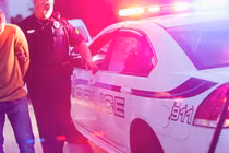 Tội phạm truy nã bị bắt vì đến đồn cảnh sát xin làm bảo vệ