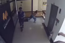 Mẹ “siêu nhân” cứu con khỏi ngã lan can trong nháy mắt