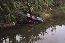 2 người tử vong trong ô tô khi lao qua lan can xuống sông