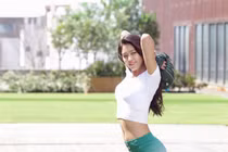 Mỹ nhân Hàn bị lên án vì ăn thịt dơi, cuốn hút với gu ăn mặc gợi cảm 