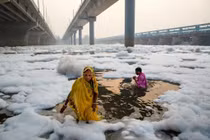 Sông thiêng phủ bọt độc hại, người dân Ấn Độ vẫn xuống tắm