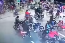 60 “quái xế” dành cảnh cướp cây xăng như phim hành động