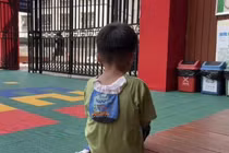 Ông bố bỏ mặc con trai ở nhà trẻ vì không phải con ruột