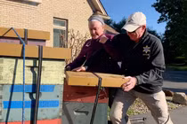 Người phụ nữ thả đàn ong đốt cảnh sát vì bị đuổi khỏi nhà