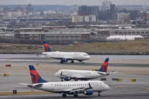 Máy bay hạ cánh khẩn cấp vì hành khách bị tiêu chảy