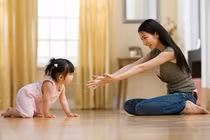 Đưa con gái 3 tuổi đi khám, bác sĩ yêu cầu gọi cảnh sát