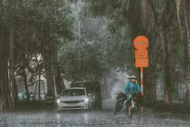 Thời tiết hôm nay (15/8): Bắc Bộ có nơi mưa to đến rất to