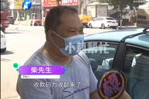 Khách thưởng tiền liên tiếp cho tài xế taxi để vượt đèn đỏ