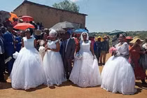 Đám cưới gây xôn xao vì có tận 4 cô dâu và 1 chú rể