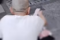 Xót xa lý do cụ ông ôm cọc tiền 2 tỷ rải ra đường