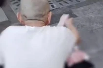 Xót xa lý do cụ ông ôm cọc tiền 2 tỷ rải ra đường