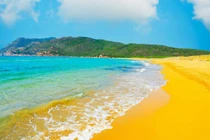 Mê mẩn những bãi biển màu mè nhất Trái Đất