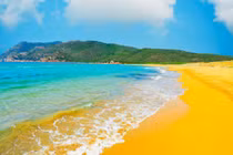 Mê mẩn những bãi biển màu mè nhất Trái Đất