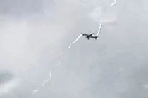 Máy bay bị sét đánh giữa không trung sau khi cất cánh