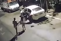 Mải “ân ái” trong ô tô, cặp đôi gặp ngay cướp xe