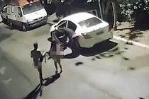 Mải “ân ái” trong ô tô, cặp đôi gặp ngay cướp xe