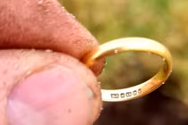 Kỳ tích: Bà cụ bất ngờ nhận lại nhẫn cưới thất lạc nửa thế kỷ