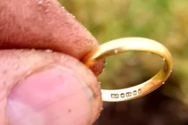 Kỳ tích: Bà cụ bất ngờ nhận lại nhẫn cưới thất lạc nửa thế kỷ