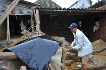 Trắng tay sau lũ, người Quảng Bình thêm nỗi lo bão đến