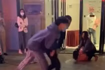 Trung Quốc: Con trai giữ bố cho mẹ trừng trị ả nhân tình