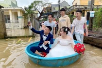 Chú rể bì bõm lội nước đón nàng về dinh