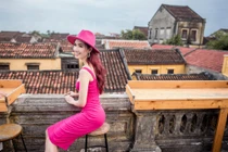 Nữ chính phim “Kiều @” bị chê phản cảm, ngoài đời ăn mặc cực gợi cảm