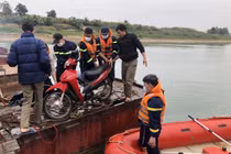 Qua cầu phao, người đàn ông rơi xuống sông tử vong