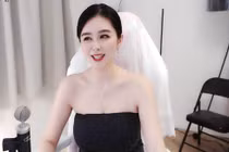 Thời trang hở bạo “phô” vòng một, Hoa hậu Trung Quốc gây “nhức mắt”