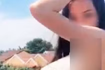 Đề nghị công an điều tra cô gái khoe thân trên nóc di sản Hội An