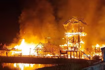 Hện trường tan hoang vụ cháy chợ nổi Pattaya của Thái Lan