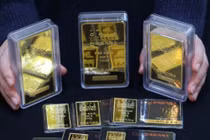 Chủ nhà vứt nhầm 2 thỏi vàng khi dọn rác và cái kết