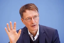 Cụ bà 75 tuổi cầm đầu nhóm âm mưu bắt cóc Bộ trưởng Đức