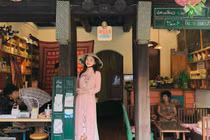 "Thiên thần nội y" Hàn Quốc khoe ảnh xinh đẹp đội nón lá ở Hội An