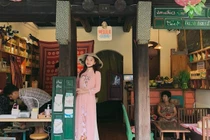 "Thiên thần nội y" Hàn Quốc khoe ảnh xinh đẹp đội nón lá ở Hội An