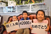 Quán cà phê cho phép mọi người ôm hôn rắn, liệu bạn có dám thử?