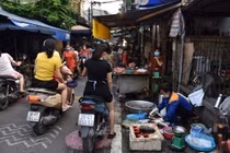 Kẻ vạch giãn cách tại chợ Tân Mai: Có cũng như không?