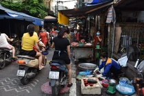 Kẻ vạch giãn cách tại chợ Tân Mai: Có cũng như không?