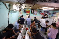 Quán hàng nhộn nhịp mở lại sáng ngày đầu Hà Nội nới lỏng