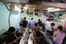 Quán hàng nhộn nhịp mở lại sáng ngày đầu Hà Nội nới lỏng