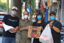 Báo Tri thức và Cuộc sống trao quà tới 132 bệnh nhân "xóm chạy thận" Lê Thanh Nghị