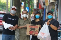 Báo Tri thức và Cuộc sống trao quà tới 132 bệnh nhân "xóm chạy thận" Lê Thanh Nghị